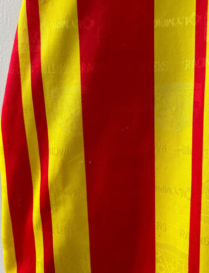 Maillot de foot vintage manches longues rouge et jaune du RC Lens 1994/1995. On peut retrouver l'équipementier Olympic et le sponsor Shopi. Il s'agit d'un maillot authentique d'époque.