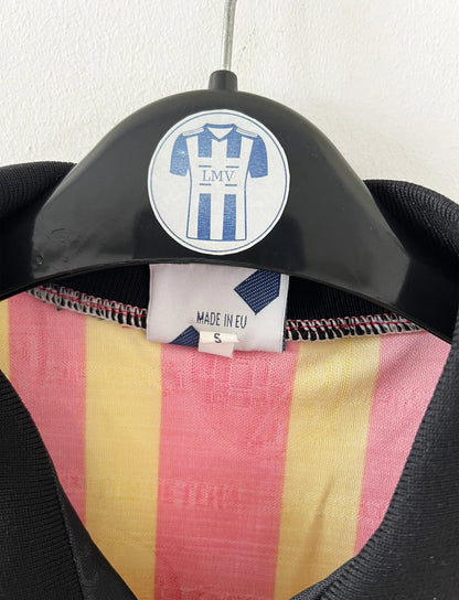 Maillot de foot vintage manches longues rouge et jaune du RC Lens 1994/1995. On peut retrouver l'équipementier Olympic et le sponsor Shopi. Il s'agit d'un maillot authentique d'époque.