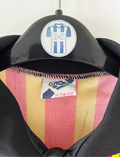 Maillot de foot vintage manches longues rouge et jaune du RC Lens 1994/1995. On peut retrouver l'équipementier Olympic et le sponsor Shopi. Il s'agit d'un maillot authentique d'époque.