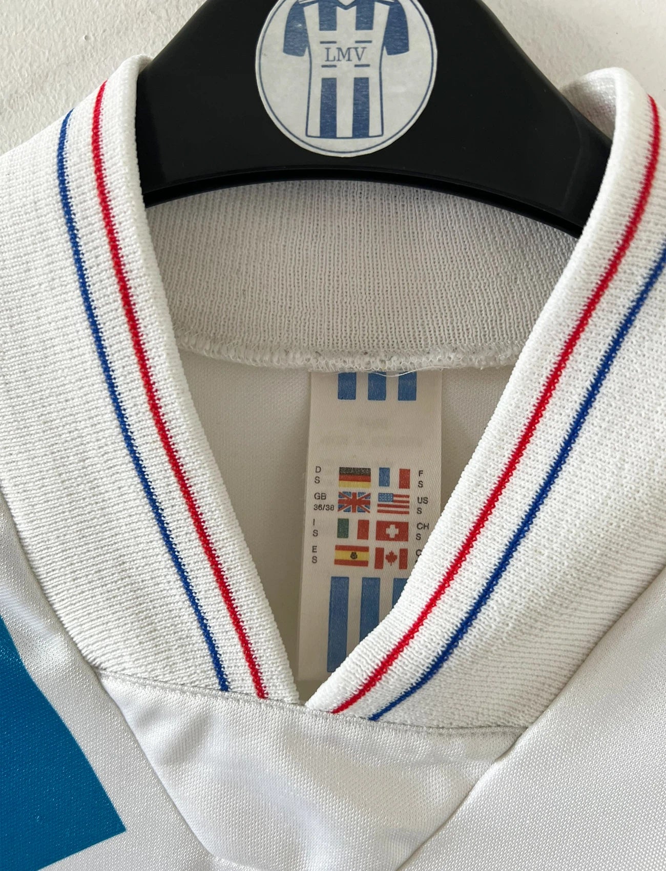 Maillot de foot vintage domicile blanc de l'OM 1992/1993. On peut retrouver l'équipementier Adidas et le sponsor Panasonic. Il s'agit d'un maillot authentique d'époque.