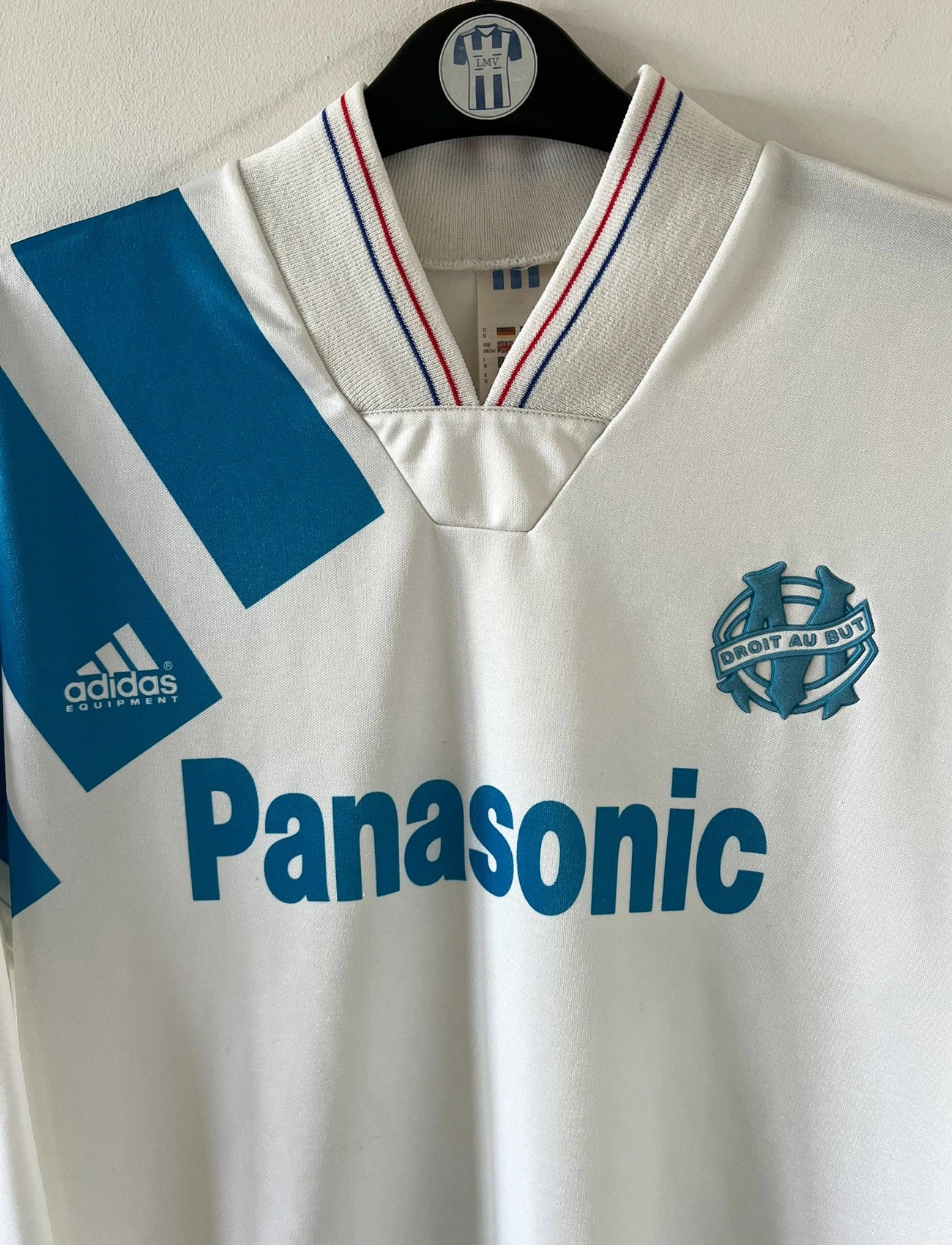 Maillot de foot vintage domicile blanc de l'OM 1992/1993. On peut retrouver l'équipementier Adidas et le sponsor Panasonic. Il s'agit d'un maillot authentique d'époque.