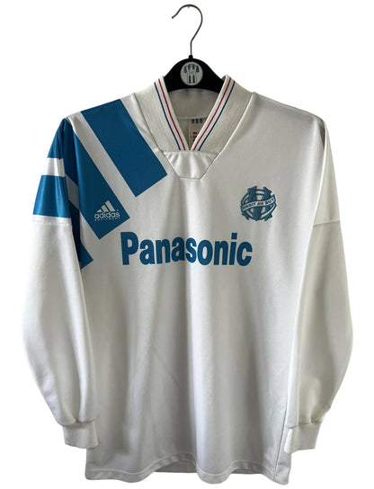 Maillot de foot vintage domicile blanc de l'OM 1992/1993. On peut retrouver l'équipementier Adidas et le sponsor Panasonic. Il s'agit d'un maillot authentique d'époque.