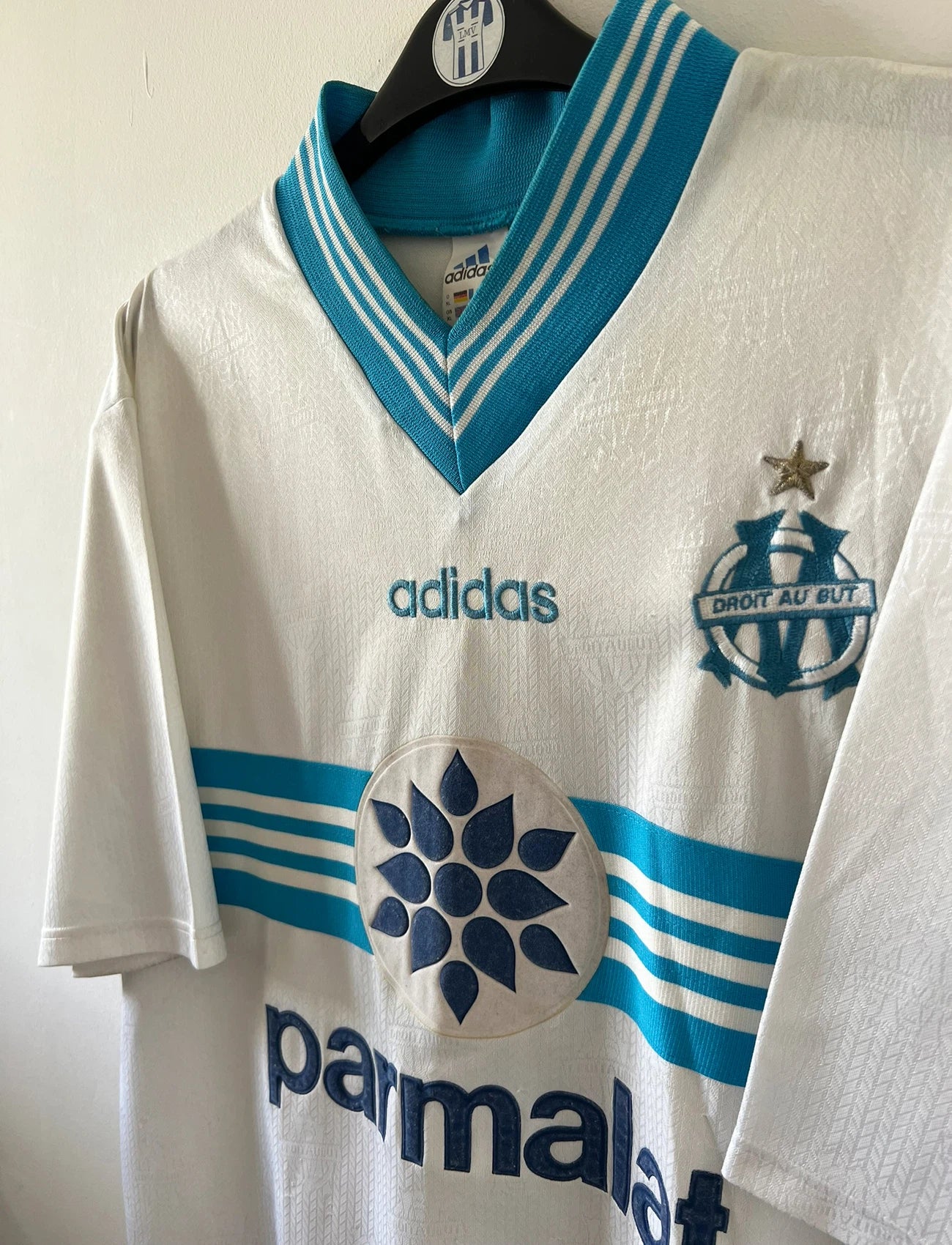 Maillot de foot vintage domicile blanc de l'OM 1996/1997. On peut retrouver l'équipementier Adidas et le sponsor Parmalat. Il s'agit d'un maillot authentique d'époque.