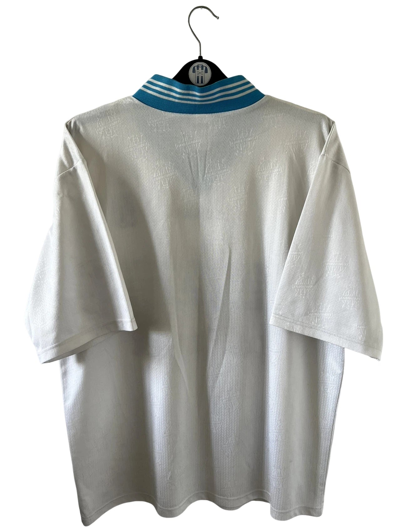 Maillot de foot vintage domicile blanc de l'OM 1996/1997. On peut retrouver l'équipementier Adidas et le sponsor Parmalat. Il s'agit d'un maillot authentique d'époque.