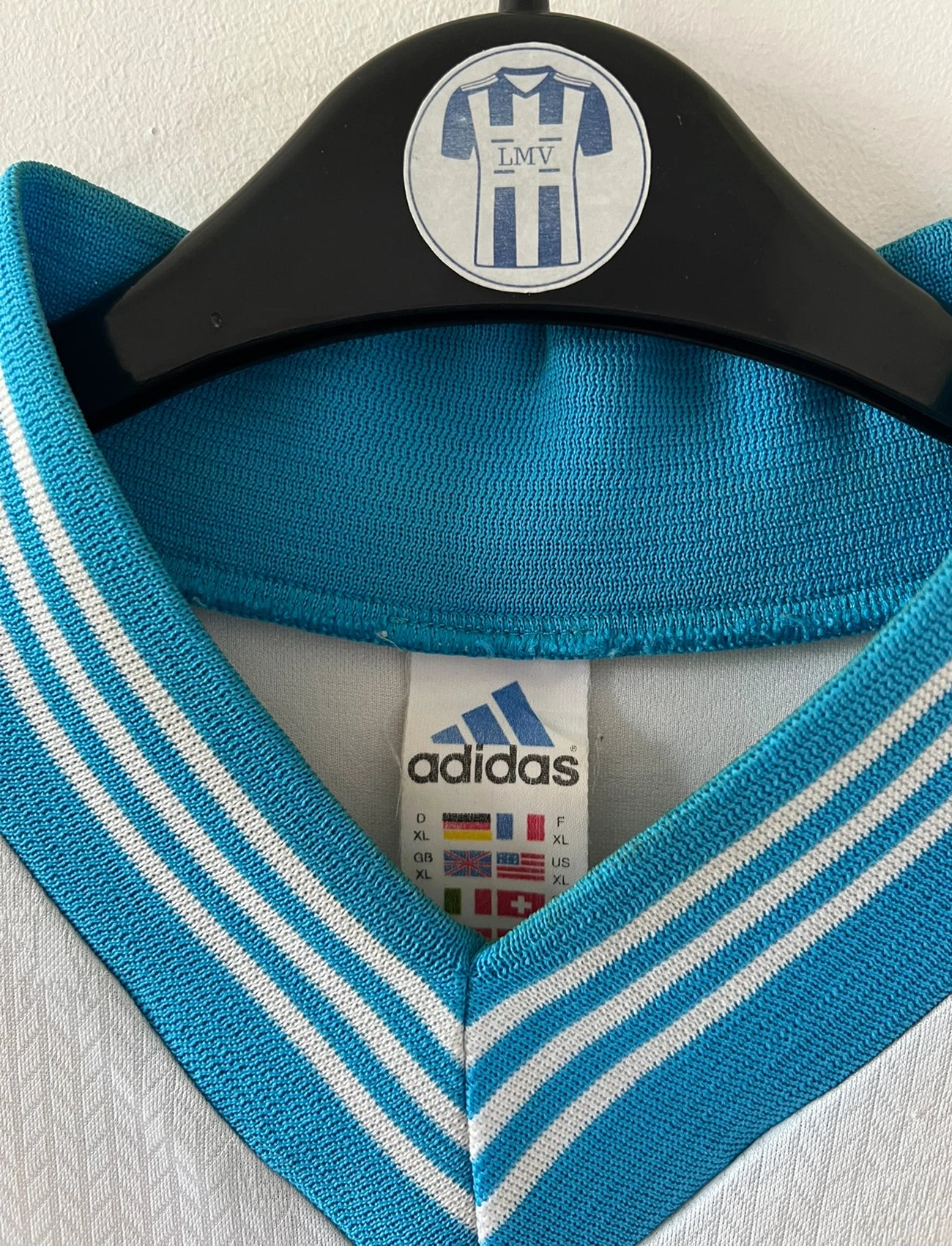 Maillot de foot vintage domicile blanc de l'OM 1996/1997. On peut retrouver l'équipementier Adidas et le sponsor Parmalat. Il s'agit d'un maillot authentique d'époque.