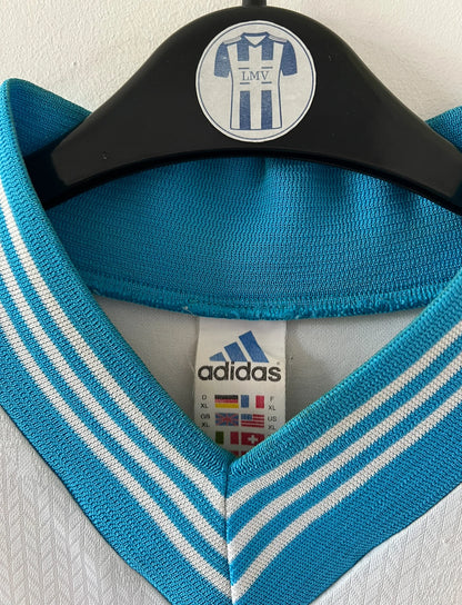 Maillot de foot vintage domicile blanc de l'OM 1996/1997. On peut retrouver l'équipementier Adidas et le sponsor Parmalat. Il s'agit d'un maillot authentique d'époque.