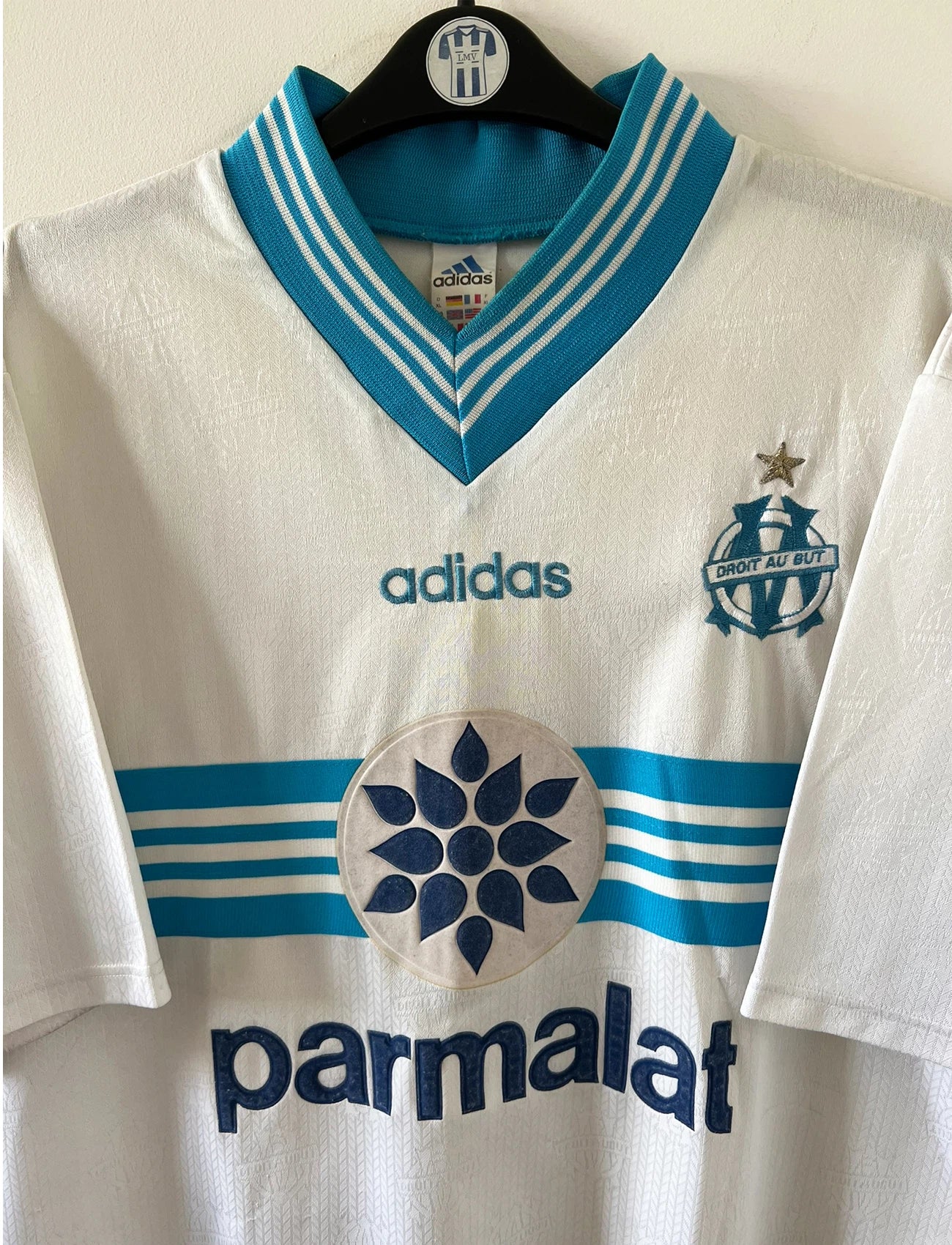 Maillot de foot vintage domicile blanc de l'OM 1996/1997. On peut retrouver l'équipementier Adidas et le sponsor Parmalat. Il s'agit d'un maillot authentique d'époque.