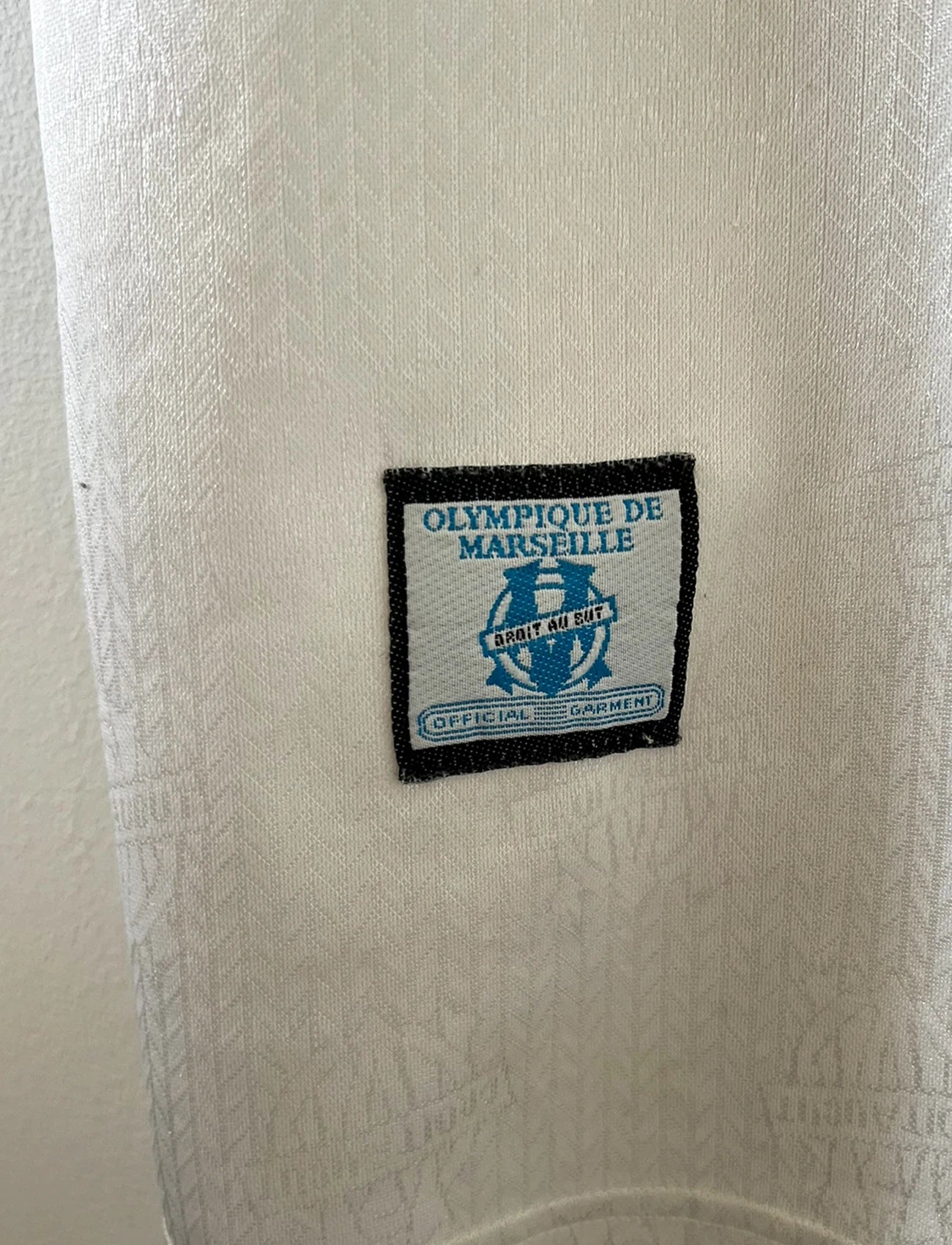 Maillot de foot vintage domicile blanc de l'OM 1996/1997. On peut retrouver l'équipementier Adidas et le sponsor Parmalat. Il s'agit d'un maillot authentique d'époque.