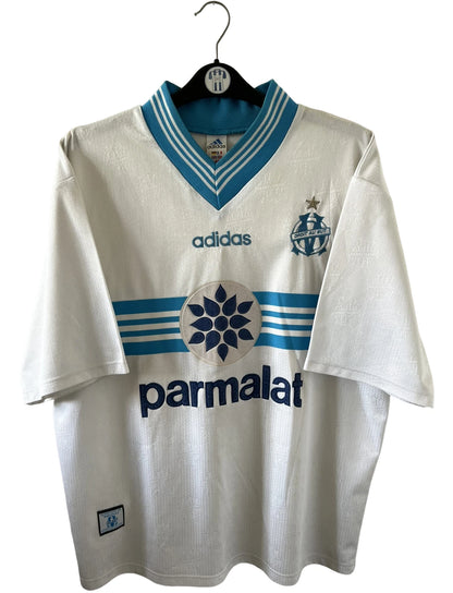 Maillot de foot vintage domicile blanc de l'OM 1996/1997. On peut retrouver l'équipementier Adidas et le sponsor Parmalat. Il s'agit d'un maillot authentique d'époque.