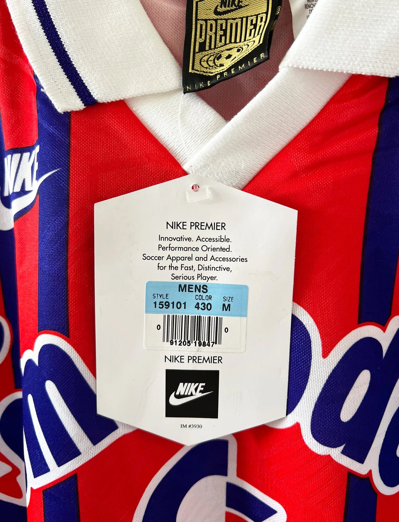 Maillot de foot vintage domicile rouge et bleu du PSG 1993/1994. On peut retrouver l'équipementier Nike et les sponsors Tourtel et commodore. Il s'agit d'un maillot authentique d'époque.