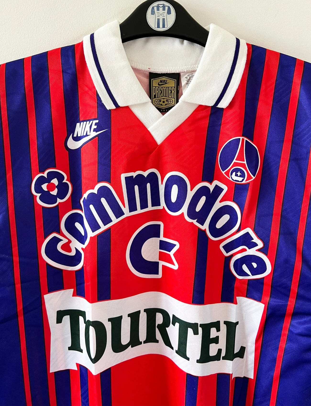 Maillot de foot vintage domicile rouge et bleu du PSG 1993/1994. On peut retrouver l'équipementier Nike et les sponsors Tourtel et commodore. Il s'agit d'un maillot authentique d'époque.