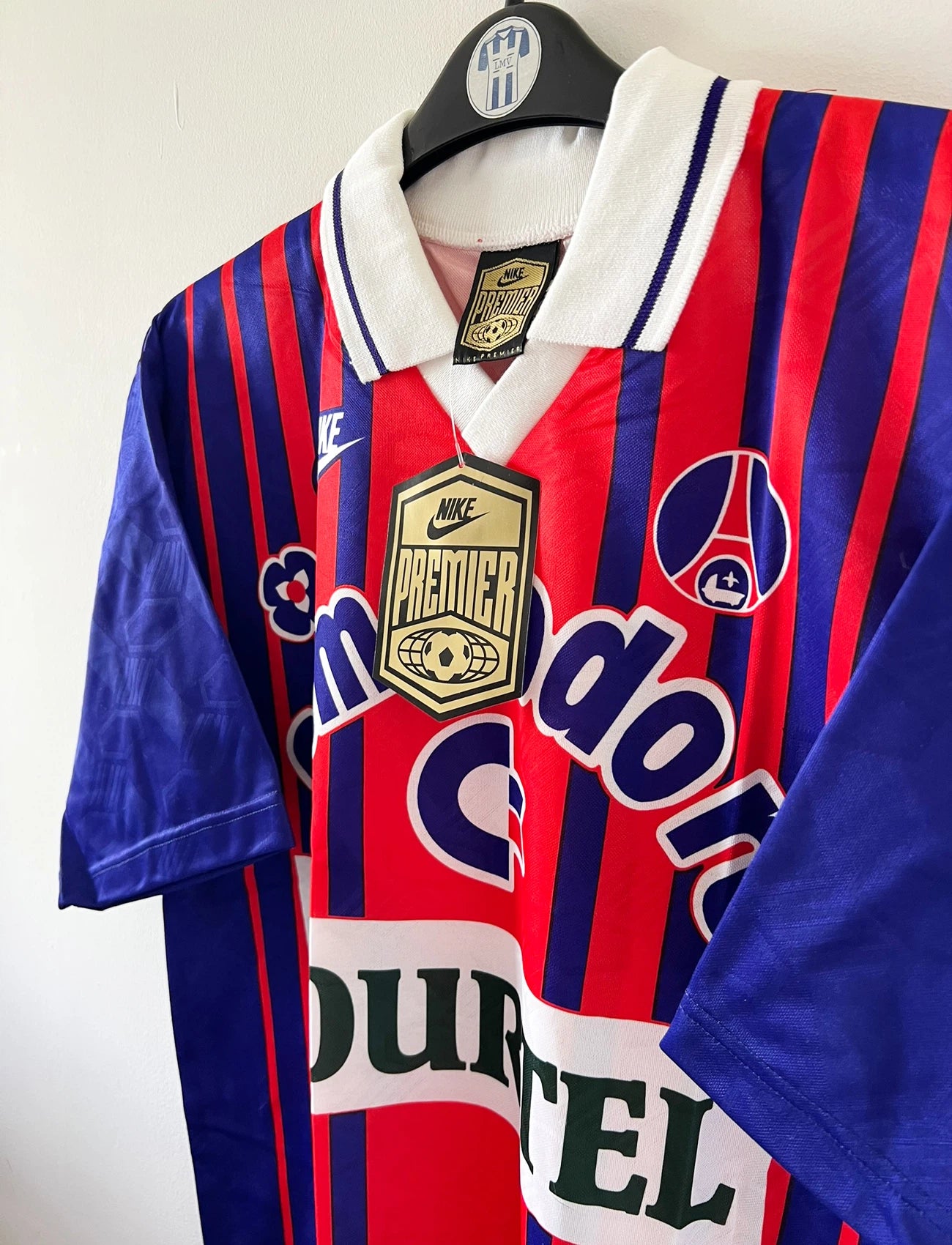 Maillot de foot vintage domicile rouge et bleu du PSG 1993/1994. On peut retrouver l'équipementier Nike et les sponsors Tourtel et commodore. Il s'agit d'un maillot authentique d'époque.
