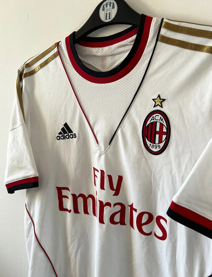 Maillot de foot vintage extérieur blanc de l'AC Milan 2013-2014. On peut retrouver l'équipementier Adidas et le sponsor Fly Emirates. Le maillot est floqué du numéro 22 Kaka. Il s'agit d'un maillot authentique d'époque.