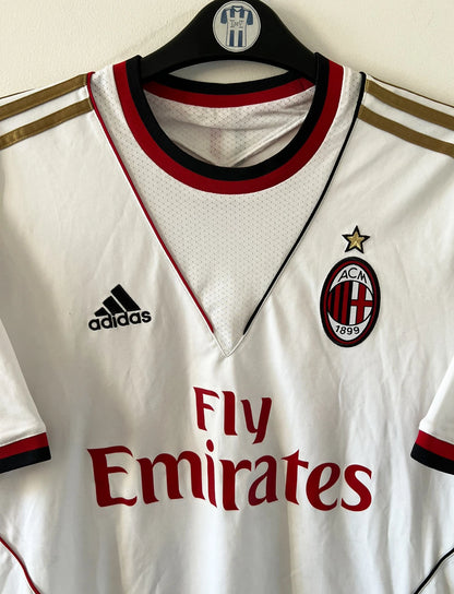 Maillot de foot vintage extérieur blanc de l'AC Milan 2013-2014. On peut retrouver l'équipementier Adidas et le sponsor Fly Emirates. Le maillot est floqué du numéro 22 Kaka. Il s'agit d'un maillot authentique d'époque.