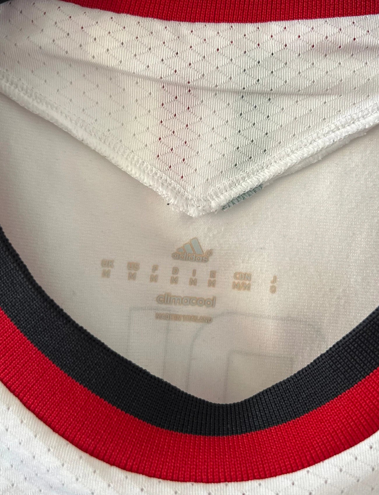 Maillot de foot vintage extérieur blanc de l'AC Milan 2013-2014. On peut retrouver l'équipementier Adidas et le sponsor Fly Emirates. Le maillot est floqué du numéro 22 Kaka. Il s'agit d'un maillot authentique d'époque.