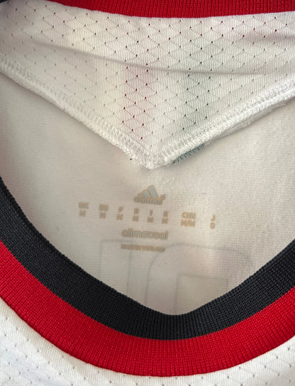 Maillot de foot vintage extérieur blanc de l'AC Milan 2013-2014. On peut retrouver l'équipementier Adidas et le sponsor Fly Emirates. Le maillot est floqué du numéro 22 Kaka. Il s'agit d'un maillot authentique d'époque.
