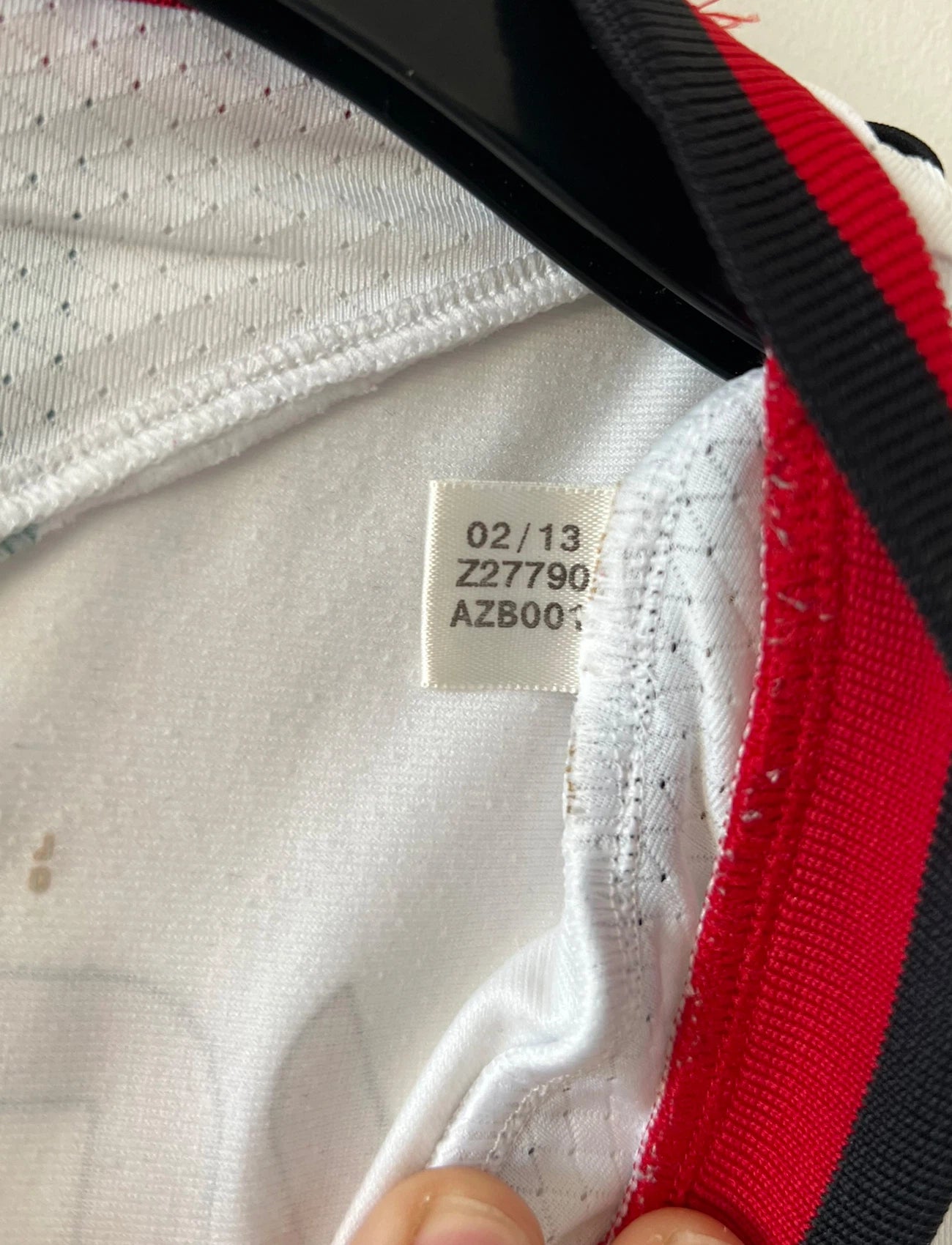 Maillot de foot vintage extérieur blanc de l'AC Milan 2013-2014. On peut retrouver l'équipementier Adidas et le sponsor Fly Emirates. Le maillot est floqué du numéro 22 Kaka. Il s'agit d'un maillot authentique d'époque.