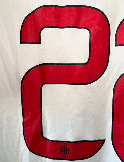 Maillot de foot vintage extérieur blanc de l'AC Milan 2013-2014. On peut retrouver l'équipementier Adidas et le sponsor Fly Emirates. Le maillot est floqué du numéro 22 Kaka. Il s'agit d'un maillot authentique d'époque.