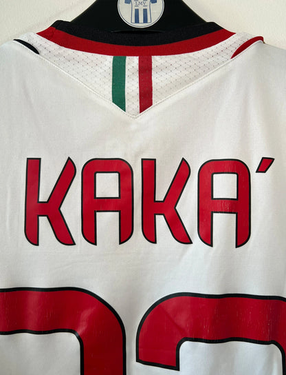 Maillot de foot vintage extérieur blanc de l'AC Milan 2013-2014. On peut retrouver l'équipementier Adidas et le sponsor Fly Emirates. Le maillot est floqué du numéro 22 Kaka. Il s'agit d'un maillot authentique d'époque.