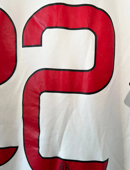 Maillot de foot vintage extérieur blanc de l'AC Milan 2013-2014. On peut retrouver l'équipementier Adidas et le sponsor Fly Emirates. Le maillot est floqué du numéro 22 Kaka. Il s'agit d'un maillot authentique d'époque.