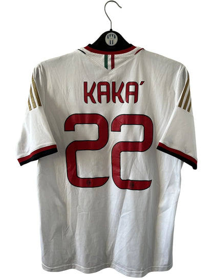 Maillot de foot vintage extérieur blanc de l'AC Milan 2013-2014. On peut retrouver l'équipementier Adidas et le sponsor Fly Emirates. Le maillot est floqué du numéro 22 Kaka. Il s'agit d'un maillot authentique d'époque.