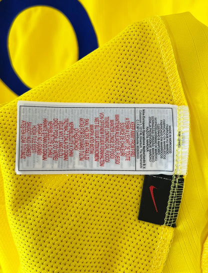 Maillot de foot vintage extérieur jaune d'arsenal de la saison 2003/2004. On peut retrouver l'équipementier Nike et le sponsor O2. Il s'agit d'un maillot authentique d'époque.