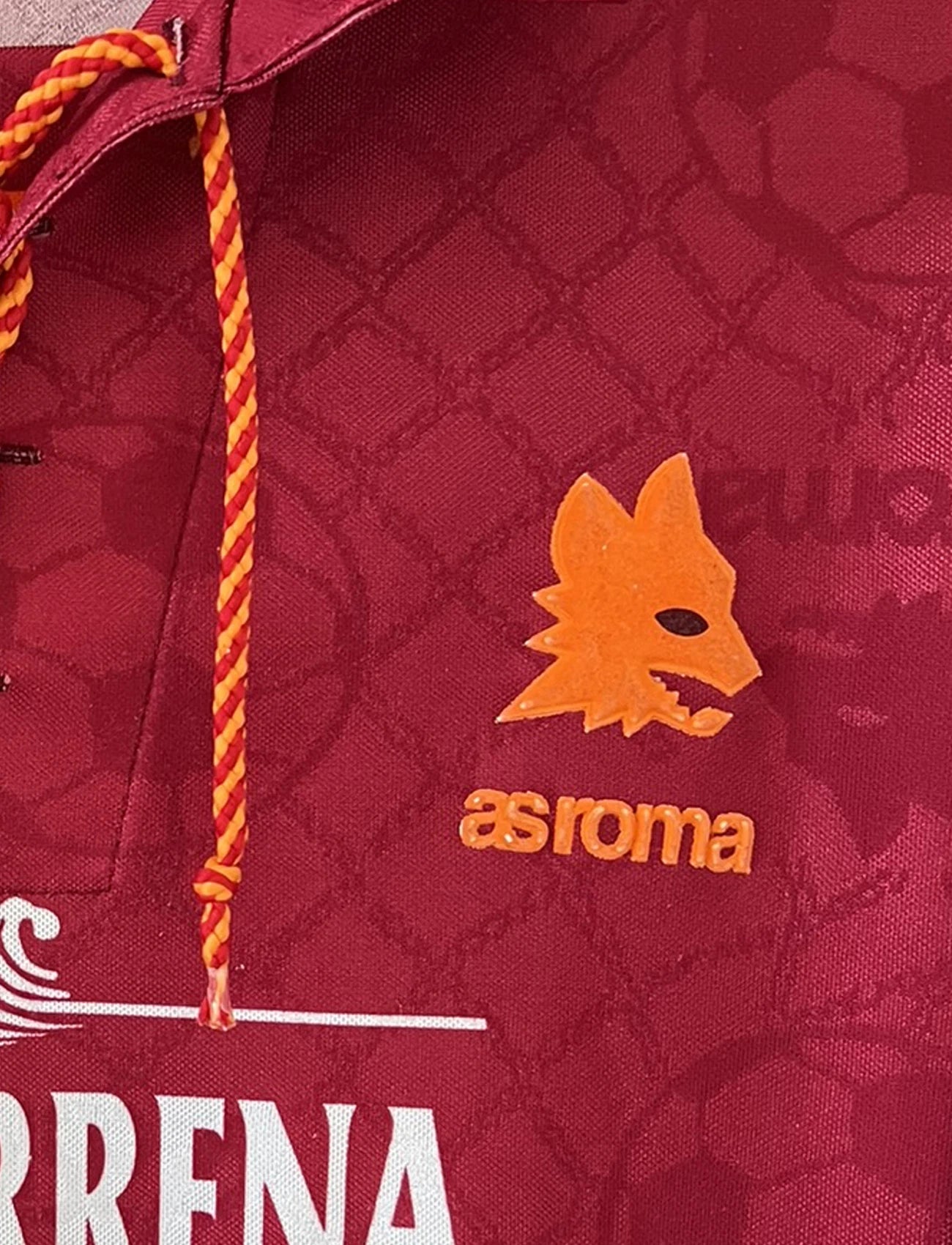 Maillot de foot vintage de l'AS Roma de la saison 1994/1995. Le maillot est de couleur rouge et orange. On peut retrouver l'équipementier asics et le sponsor nuova tirrena. Il s'agit d'un maillot authentique d'époque.