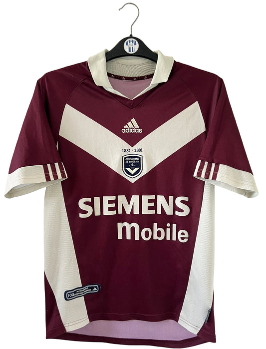 Maillot de foot vintage third rouge des girondins de bordeaux de la saison 2001/2002. On peut retrouver l'équipementier Adidas et le sponsor Siemens Mobile. Il s'agit d'un maillot authentique d'époque.