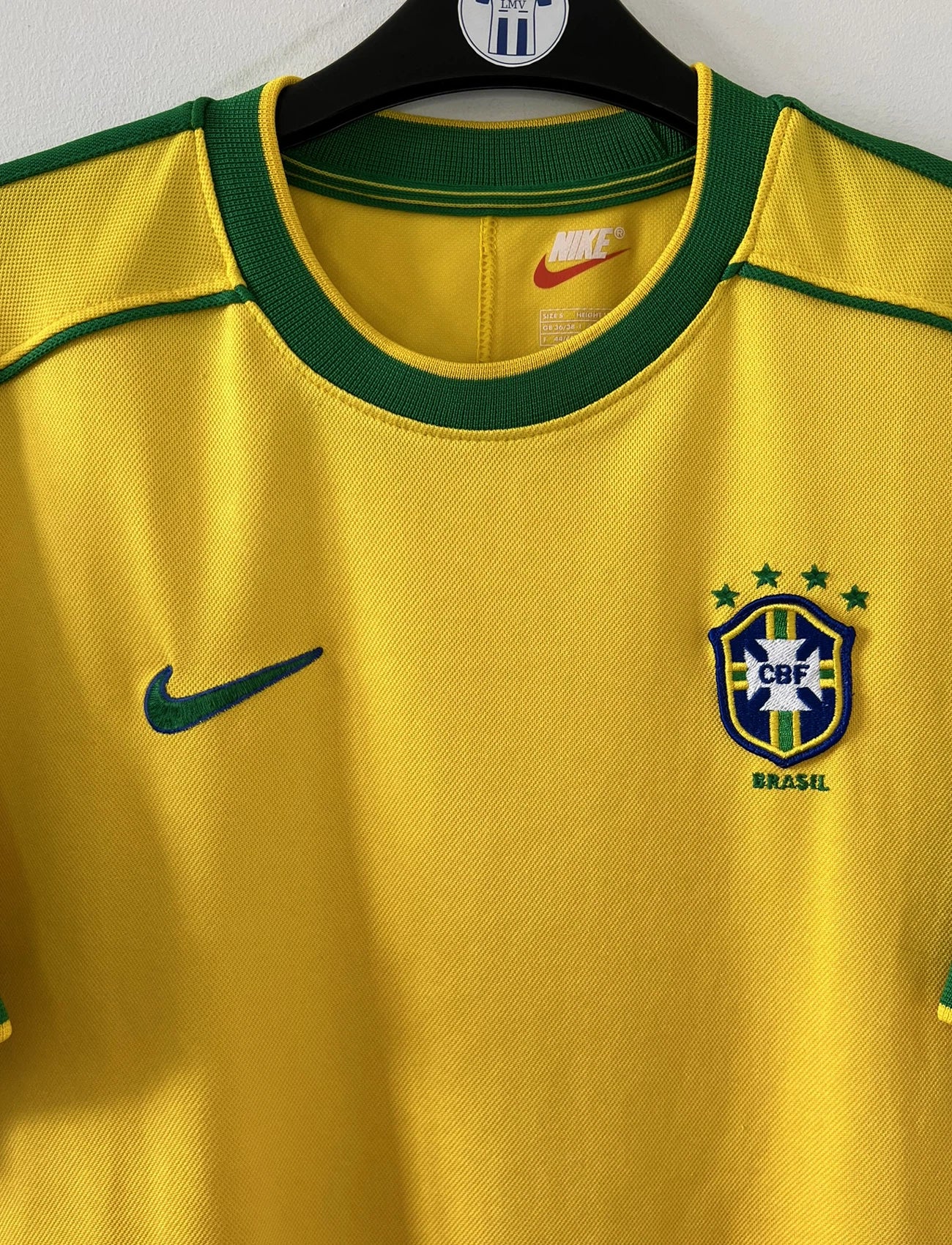 Maillot de foot vintage domicile du bresil 1998. Le maillot est de couleur jaune et vert. On peut retrouver l'équipementier nike. Ils 'agit d'un maillot authentique d'époque.