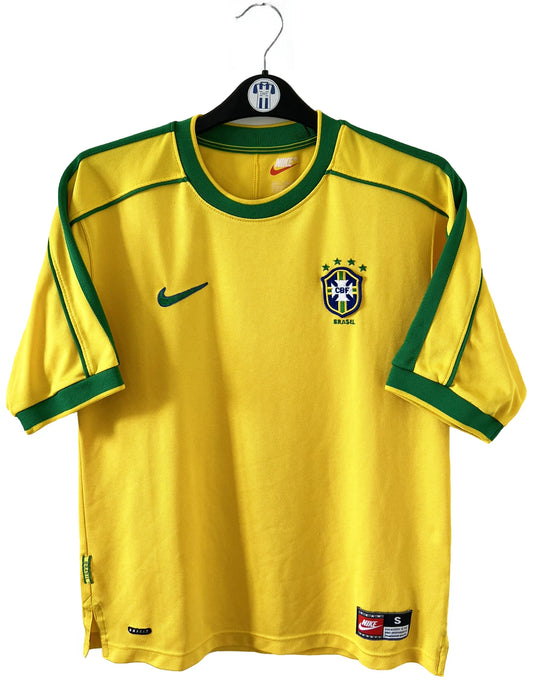 Maillot de foot vintage domicile du bresil 1998. Le maillot est de couleur jaune et vert. On peut retrouver l'équipementier nike. Ils 'agit d'un maillot authentique d'époque.