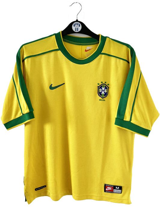 Maillot de foot vintage du brésil porté lors de la coupe du monde 1998. Le maillot est de couleur jaune et vert. On peut retrouver l'équipementier nike. Il s'agit d'un maillot authentique d'époque