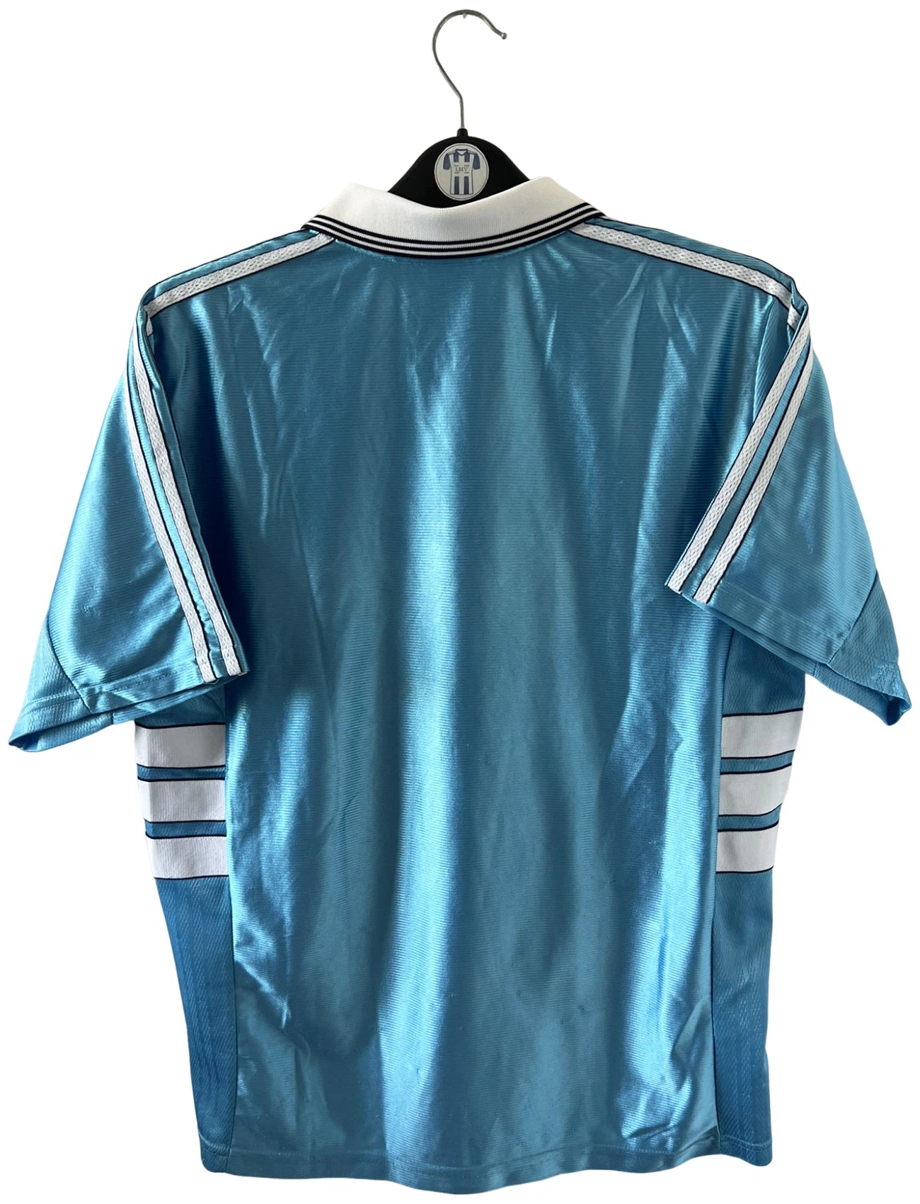 Maillot de foot vintage extérieur bleu de l'OM 1998/1999. On peut retrouver l'équipementier Adidas et le sponsor Ericsson. Il s'agit d'un maillot authentique d'époque.