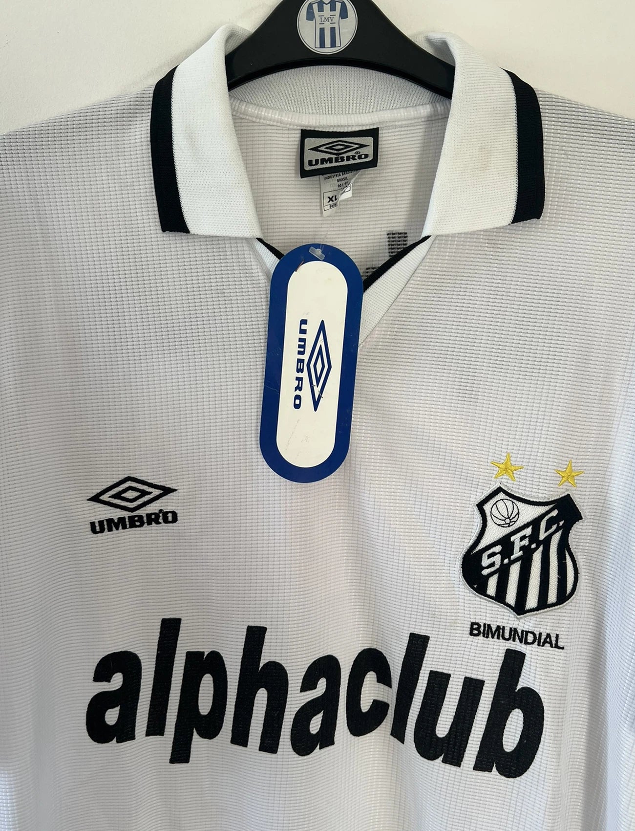 Maillot de foot vintage domicile blanc et noir de Santos de la saison 2000/2001. On peut retrouver l'équipementier Umbro et le sponsor Alphaclub. Il s'agit d'un maillot authentique d'époque.