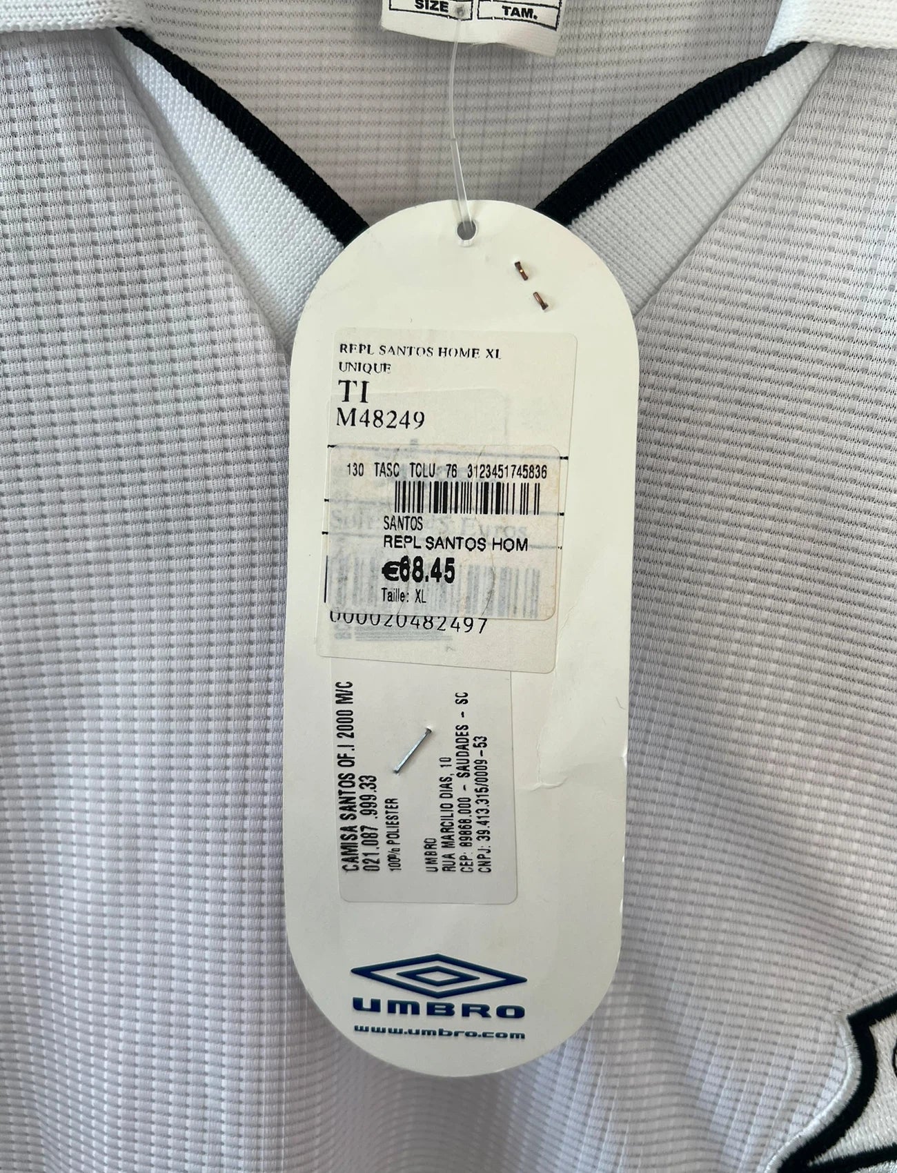 Maillot de foot vintage domicile blanc et noir de Santos de la saison 2000/2001. On peut retrouver l'équipementier Umbro et le sponsor Alphaclub. Il s'agit d'un maillot authentique d'époque.