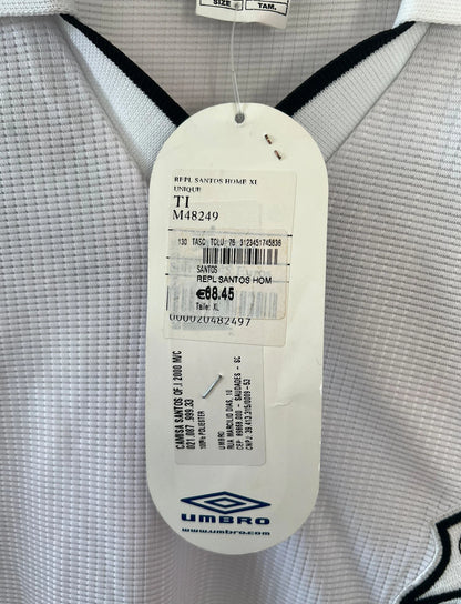 Maillot de foot vintage domicile blanc et noir de Santos de la saison 2000/2001. On peut retrouver l'équipementier Umbro et le sponsor Alphaclub. Il s'agit d'un maillot authentique d'époque.