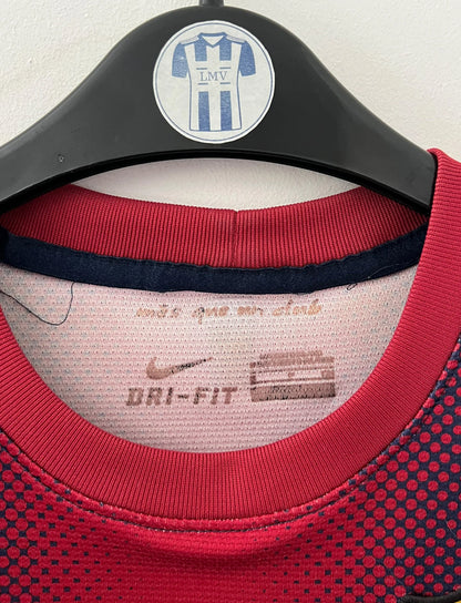 Maillot de foot vintage domicile rouge et bleu du FC Barcelone 2012/2013. On peut retrouver l'équipementier Nike et le sponsor Qatar Foundation. Le maillot est floqué du numéro 8 Andrés Iniesta. Il s'agit d'un maillot authentique d'époque.