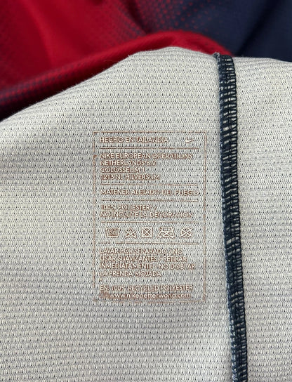 Maillot de foot vintage domicile rouge et bleu du FC Barcelone 2012/2013. On peut retrouver l'équipementier Nike et le sponsor Qatar Foundation. Le maillot est floqué du numéro 8 Andrés Iniesta. Il s'agit d'un maillot authentique d'époque.