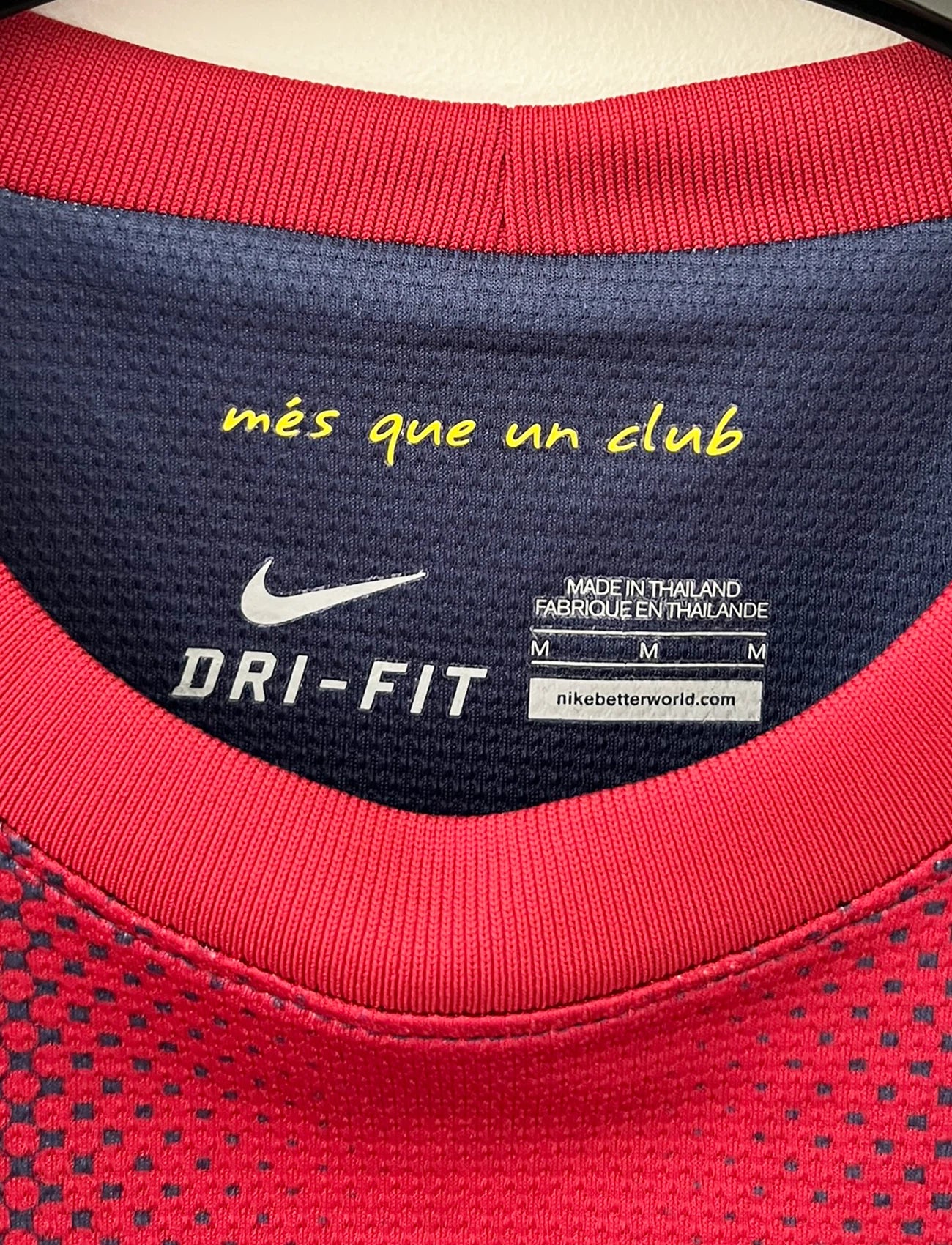 Maillot de foot vintage domicile rouge et bleu du FC Barcelone 2012/2013. On peut retrouver l'équipementier Nike et le sponsor Qatar Foundation. Le maillot est floqué du numéro 10 Lionel Messi. Il s'agit d'un maillot authentique d'époque.
