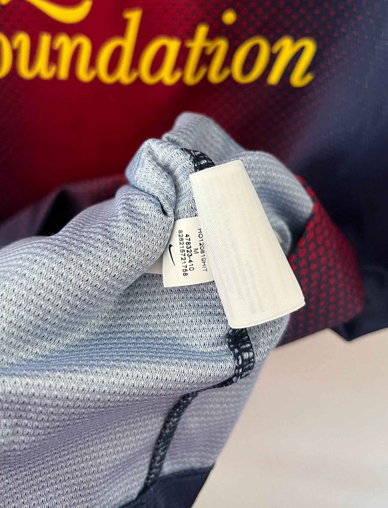 Maillot de foot vintage domicile rouge et bleu du FC Barcelone 2012/2013. On peut retrouver l'équipementier Nike et le sponsor Qatar Foundation. Le maillot est floqué du numéro 10 Lionel Messi. Il s'agit d'un maillot authentique d'époque.