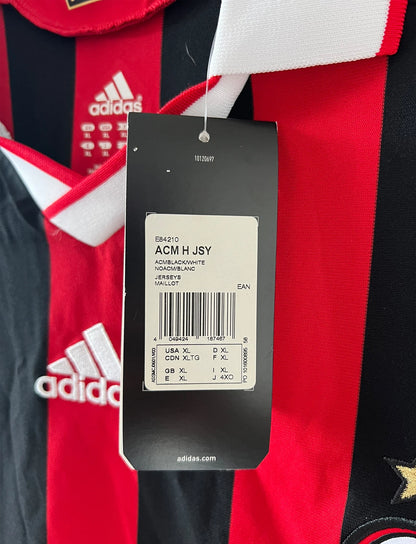 Maillot de foot vintage domicile rouge et noir de l'AC Milan saison 2009/2010. On peut retrouver l'équipementier Adidas et le sponsor Bwin. Il s'agit d'un maillot authentique d'époque.