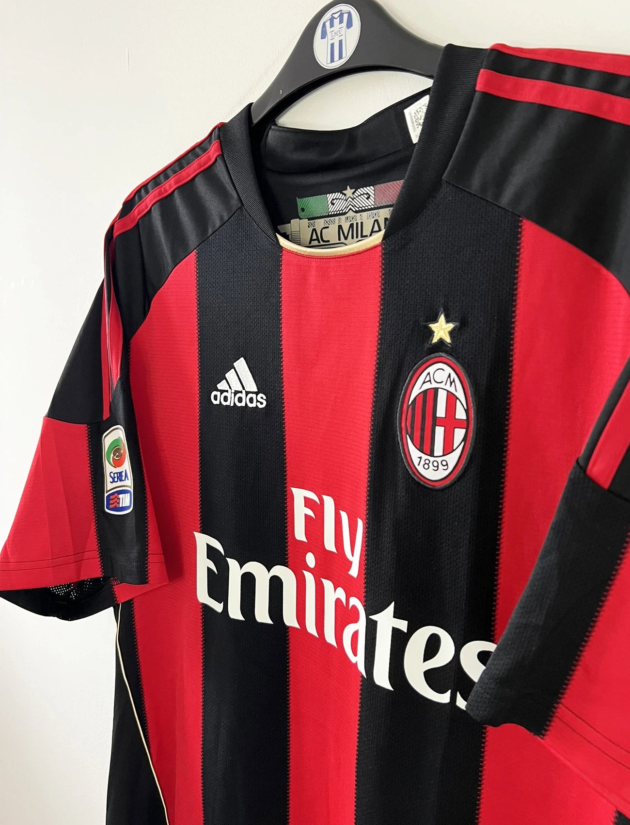 Maillot de foot vintage domicile de l'AC Milan de la saison 2010/2011. On peut retrouver l'équipementier Adidas et le sponsor Fly Emirates. Le maillot est floqué du numéro 10 Clarence Seedorf. Il s'agit d'un maillot authentique d'époque comportant les numéros P96288
