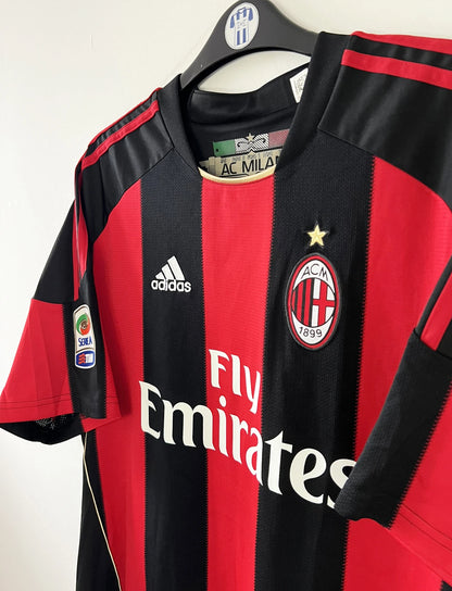 Maillot de foot vintage domicile de l'AC Milan de la saison 2010/2011. On peut retrouver l'équipementier Adidas et le sponsor Fly Emirates. Le maillot est floqué du numéro 10 Clarence Seedorf. Il s'agit d'un maillot authentique d'époque comportant les numéros P96288