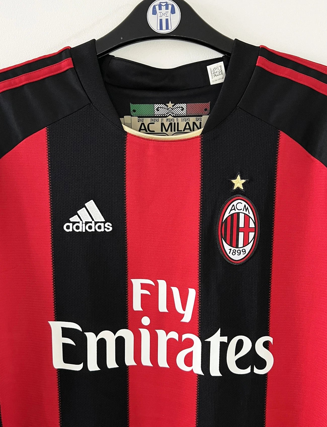 Maillot de foot vintage domicile de l'AC Milan de la saison 2010/2011. On peut retrouver l'équipementier Adidas et le sponsor Fly Emirates. Le maillot est floqué du numéro 10 Clarence Seedorf. Il s'agit d'un maillot authentique d'époque comportant les numéros P96288