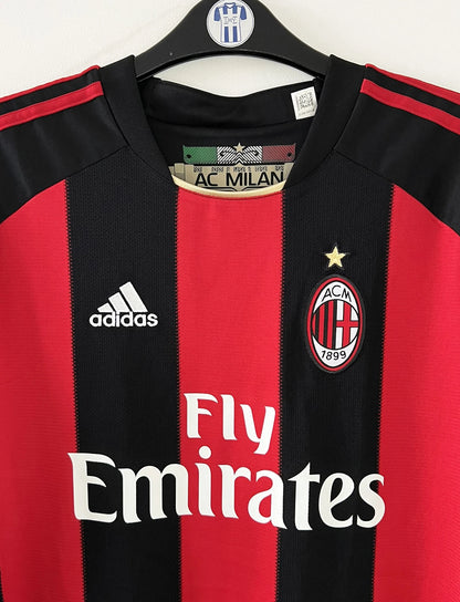 Maillot de foot vintage domicile de l'AC Milan de la saison 2010/2011. On peut retrouver l'équipementier Adidas et le sponsor Fly Emirates. Le maillot est floqué du numéro 10 Clarence Seedorf. Il s'agit d'un maillot authentique d'époque comportant les numéros P96288