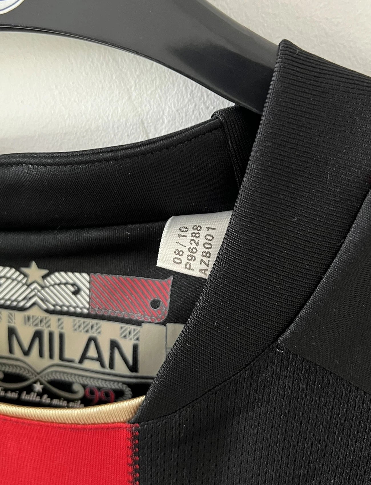 Maillot de foot vintage domicile de l'AC Milan de la saison 2010/2011. On peut retrouver l'équipementier Adidas et le sponsor Fly Emirates. Le maillot est floqué du numéro 10 Clarence Seedorf. Il s'agit d'un maillot authentique d'époque comportant les numéros P96288