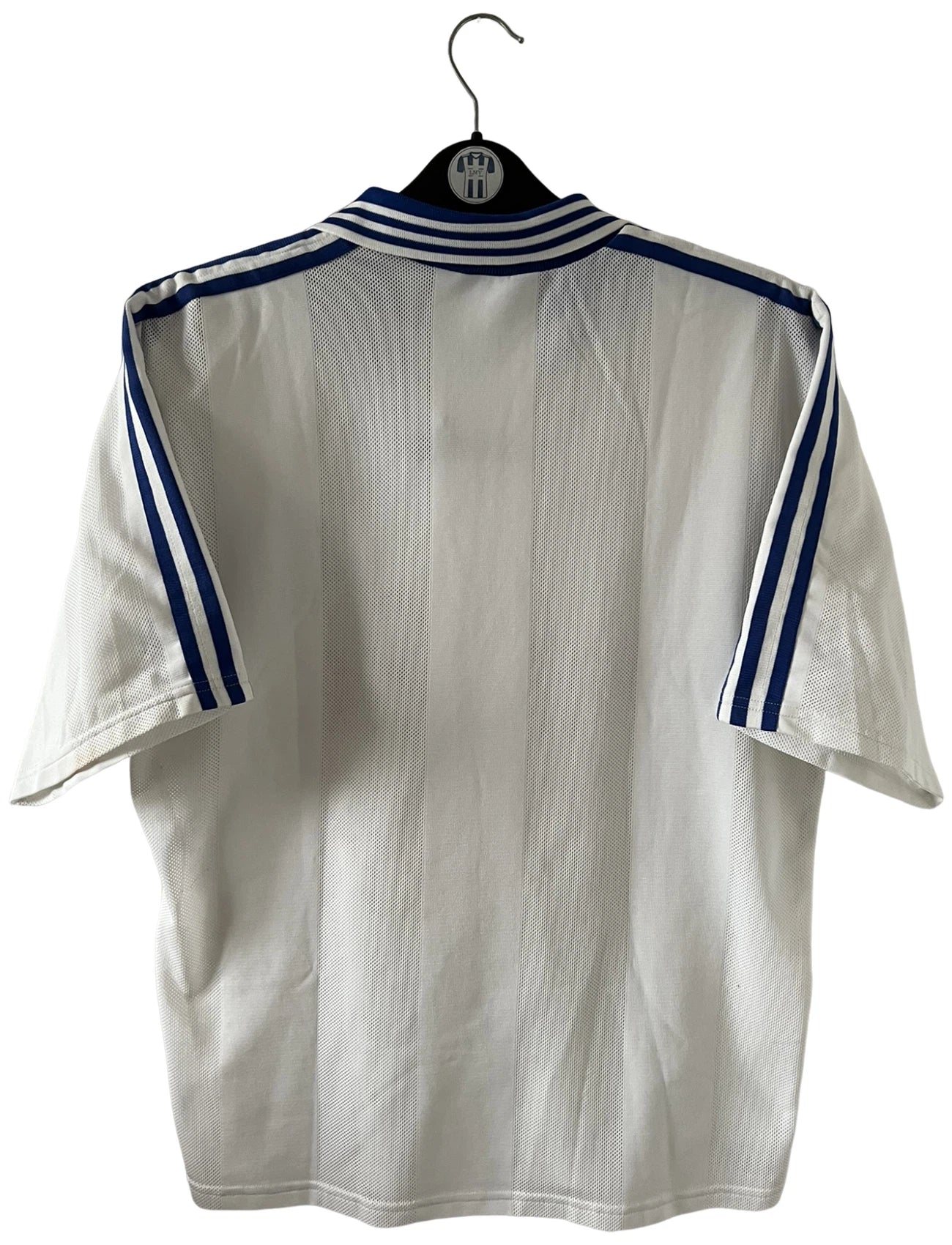 Maillot de foot vintage domicile blanc de l'AJ Auxerre 1997/1998. On peut retrouver l'équipementier Adidas et le sponsor FIMAGEST. Il s'agit d'un maillot authentique d'époque.
