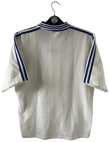 Maillot de foot vintage domicile blanc de l'AJ Auxerre 1997/1998. On peut retrouver l'équipementier Adidas et le sponsor FIMAGEST. Il s'agit d'un maillot authentique d'époque.