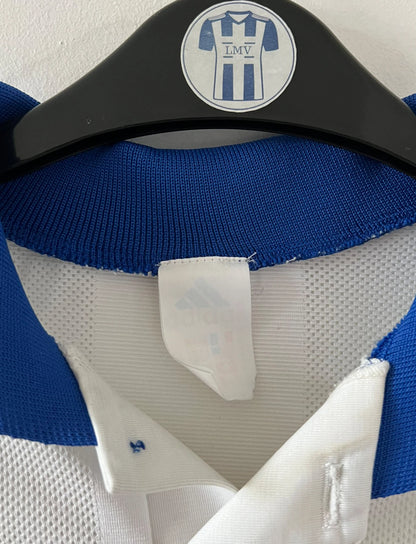 Maillot de foot vintage domicile blanc de l'AJ Auxerre 1997/1998. On peut retrouver l'équipementier Adidas et le sponsor FIMAGEST. Il s'agit d'un maillot authentique d'époque.