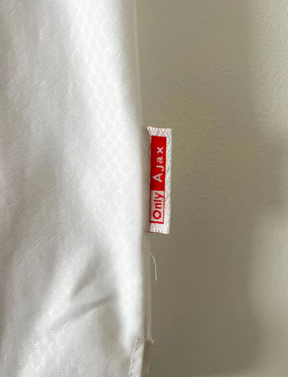 Maillot de foot vintage domicile rouge et blanc de l'Ajax Amsterdam de la saison 1998/1999. On peut retrouver l'équipementier Umbro et le sponsor ABN AMRO. Il s'agit d'un maillot authentique d'époque.