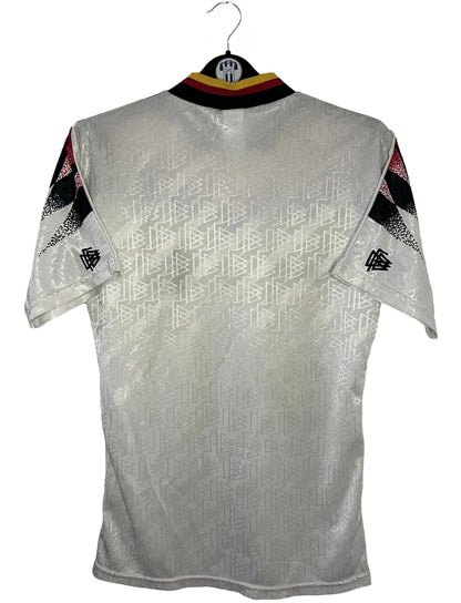 Maillot de foot vintage blanc domicile de l'Allemagne 1994. On peut retrouver l'équipementier Adidas. Il s'agit d'un maillot authentique d'époque.